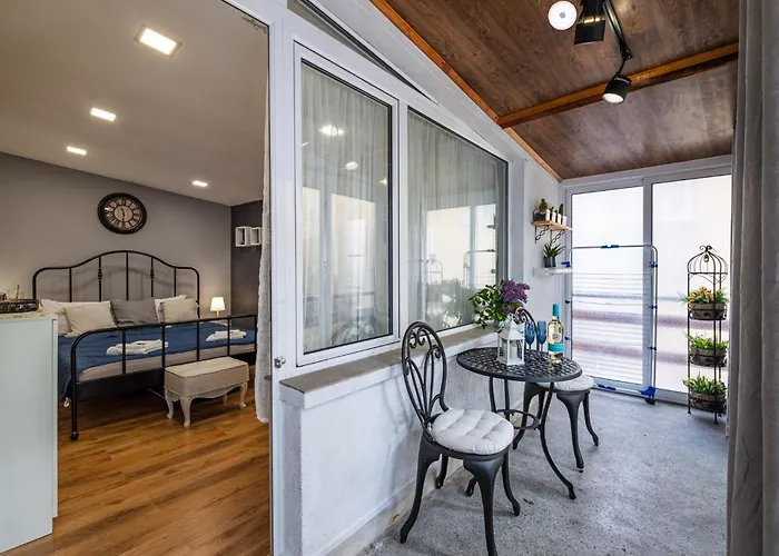 Cozy In Center * فارنا